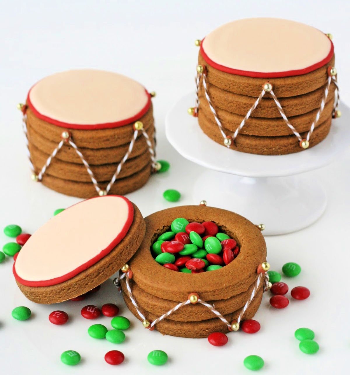 christmas drums made out of gingerbread cookies and filled with candy