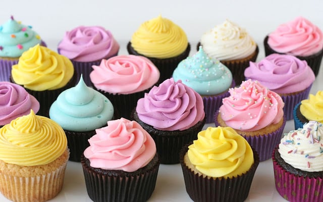 Simply the BEST tutorial on How to Frost Cupcakes!  