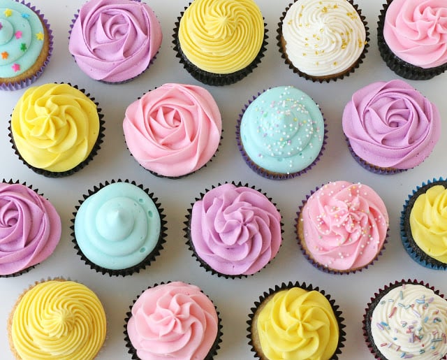 Simply the BEST tutorial on How to Frost Cupcakes!  