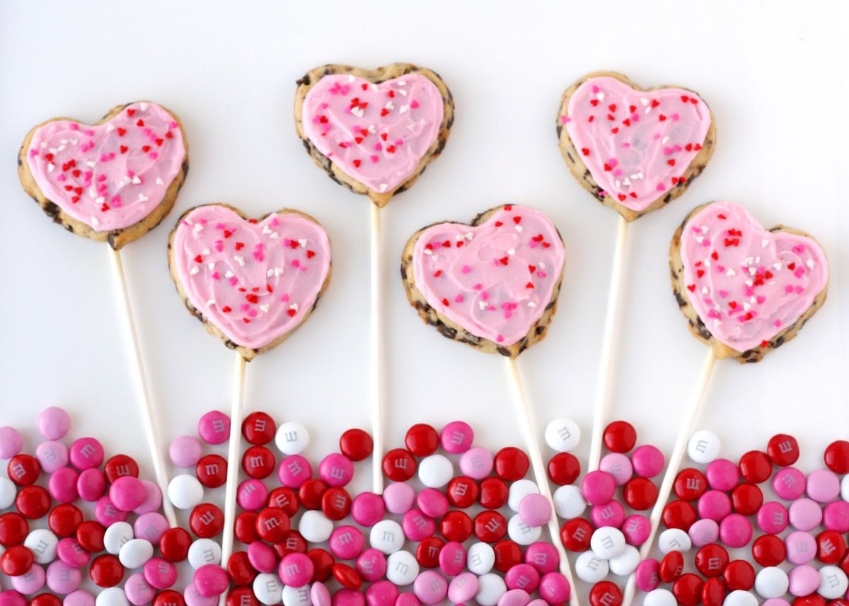 chocolate chip heart cookie pops in a row