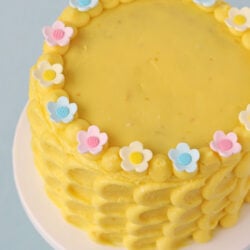 vanilla cake with lemon frosting