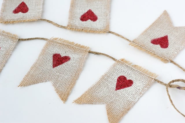 Simply adorable D.I.Y. Burlap Valentine's Garland!  