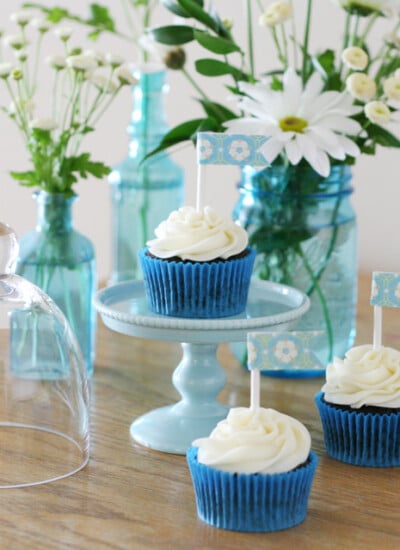 Cupcakes and flowers {part of a pretty blue and white party} from glorioustreats.com