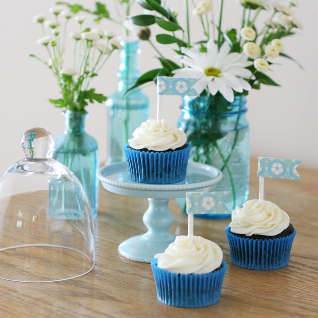 Cupcakes and flowers {part of a pretty blue and white party} from glorioustreats.com