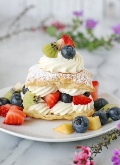 So gorgeous!! Lemon Cream Puffs with Fresh Fruit - via GloriousTreats.com