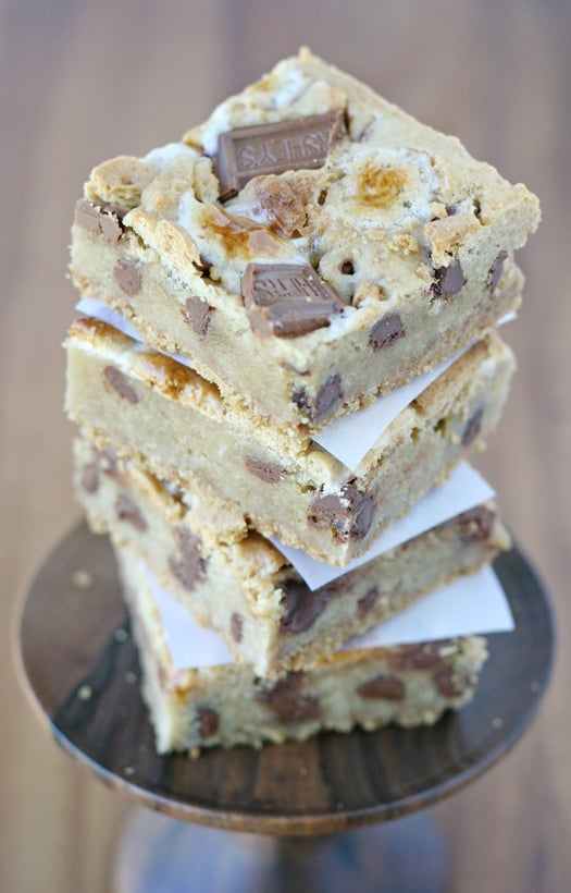 Chocolate Chip S'mores Bars - It's like a S'mores and a chocolate chip cookie had a baby! 