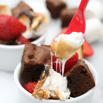 Up your summer s'mores game with these Brownie Strawberry S'mores! Rich fudge brownie, fresh strawberries and toasted marshmallows... YUM!