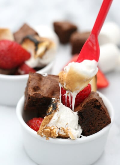 Up your summer s'mores game with these Brownie Strawberry S'mores! Rich fudge brownie, fresh strawberries and toasted marshmallows... YUM!