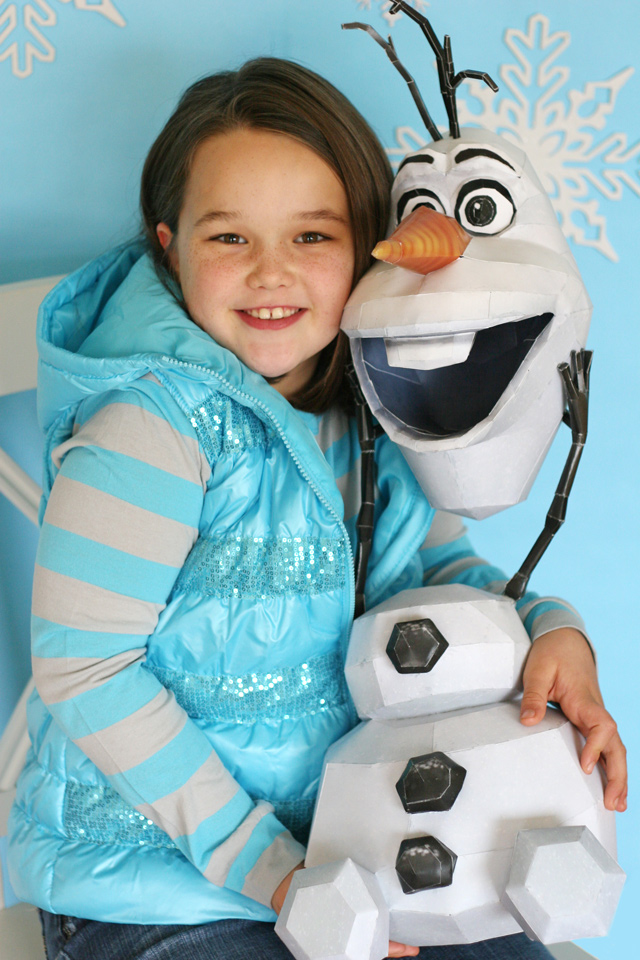 DIY Olaf photo prop, perfect for a Frozen party!  