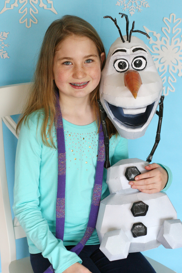 Frozen birthday party photo booth.  Such a fun way to photograph party guests!  