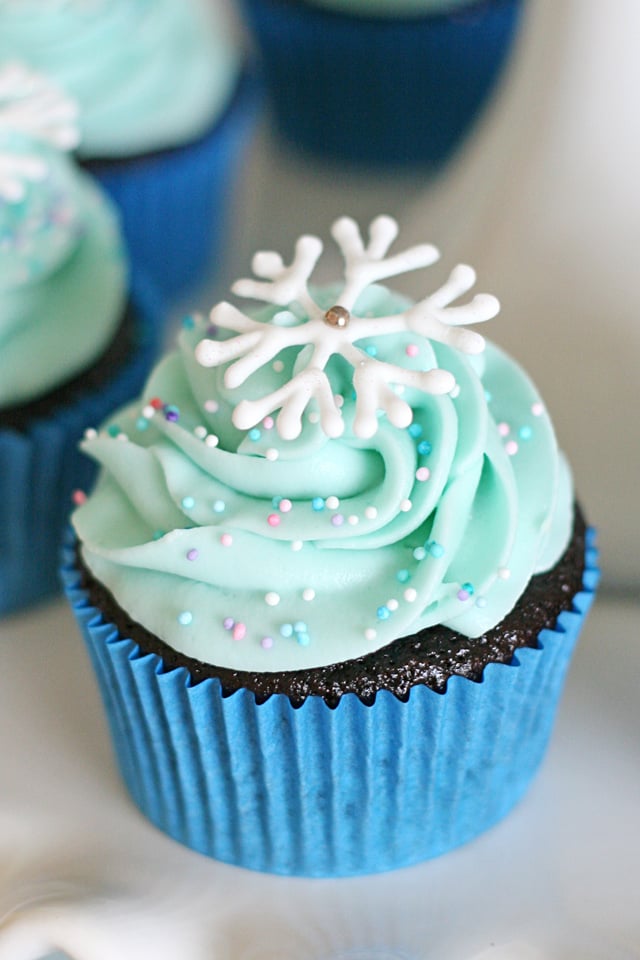 Simply beautiful snowflake cupcakes!  Perfect for a Frozen party or any winter or Christmas party!  