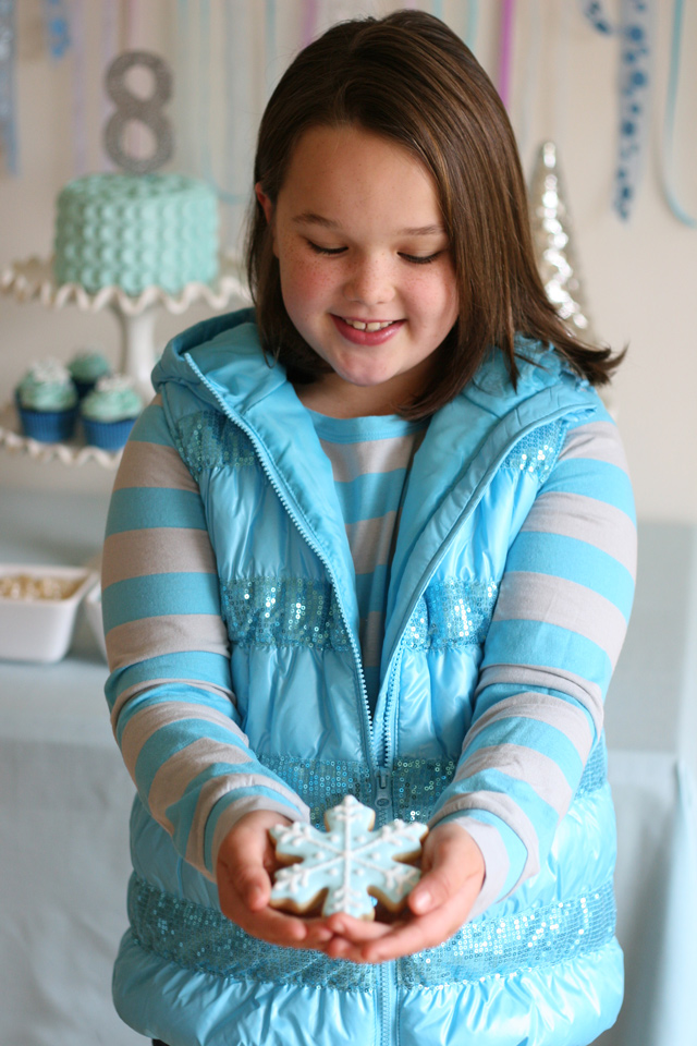 Beautiful ideas for a Frozen themed birthday!  Perfect for any winter party!   