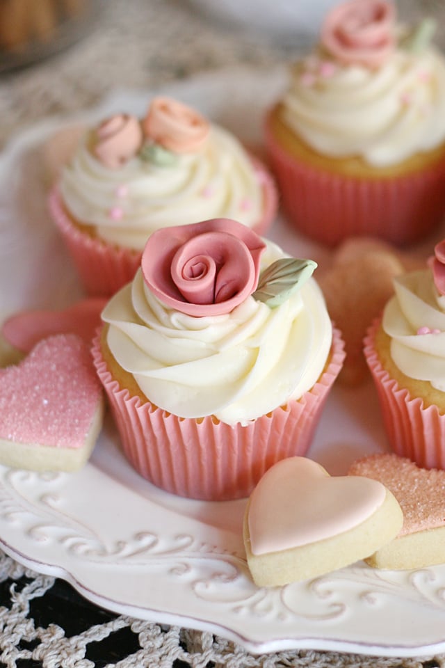 BEAUTIFUL! Vintage look rose cupcakes (with recipe and tutorial!) 