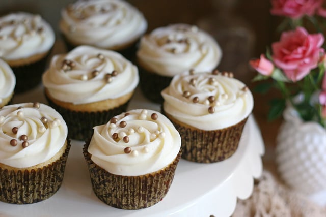 Simply beautiful! Brown and white cupcakes for a Vintage Wedding! 