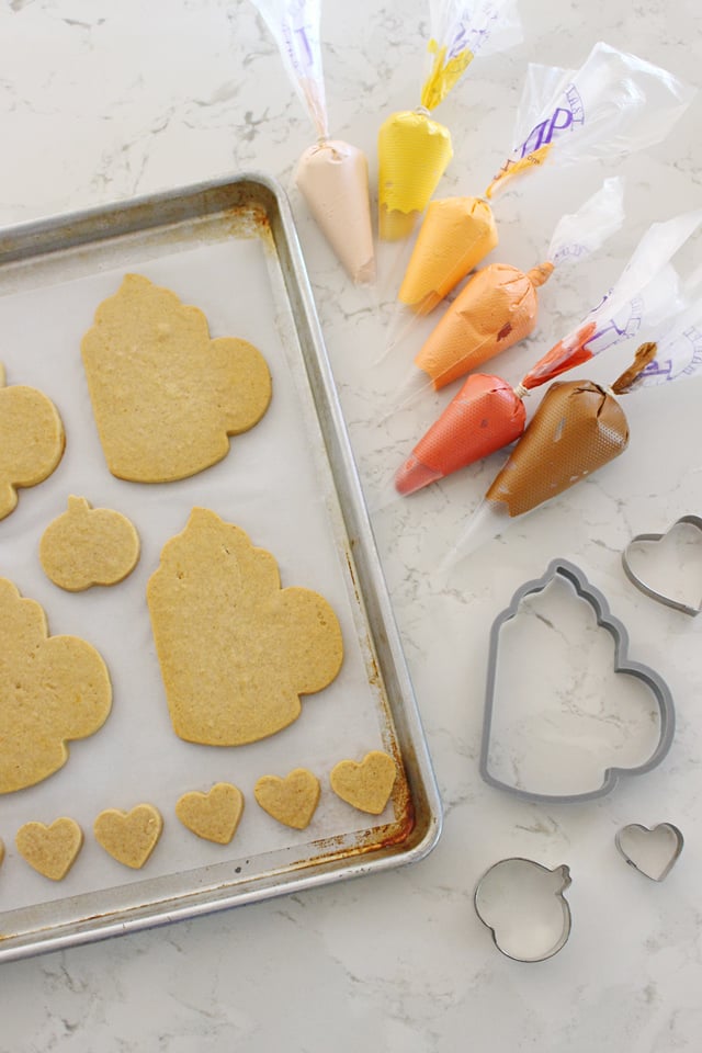 Delicious and adorable PUMPKIN SPICE DECORATED COOKIES! 