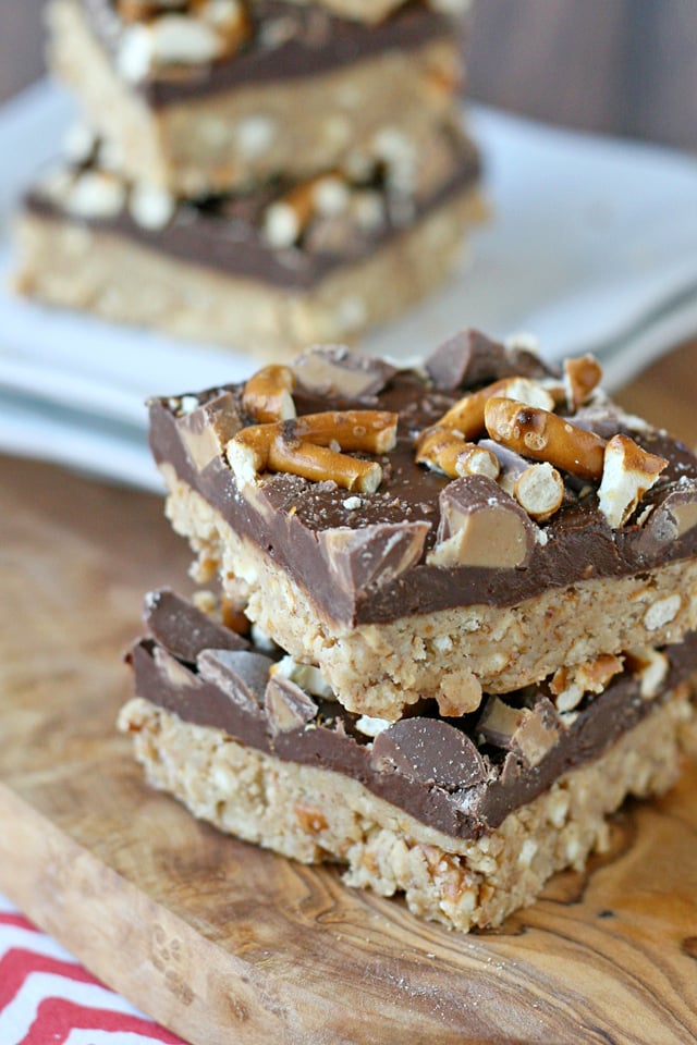 Easy & delicious NO-BAKE PEANUT BUTTER PRETZEL BARS! 