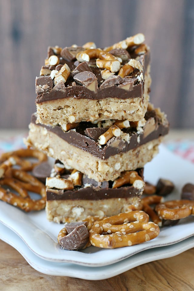 Easy & delicious NO-BAKE PEANUT BUTTER PRETZEL BARS! 