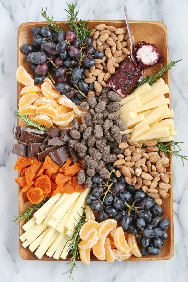 How to build a beautiful cheese & fruit platter! 