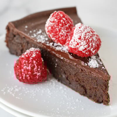 A chocolate lover's dream! Rich & delicious Flourless Chocolate Cake!