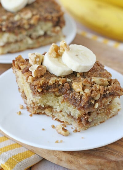 Banana, walnuts, cinnamon... this Banana Coffee Cake is flavorful and delicious!